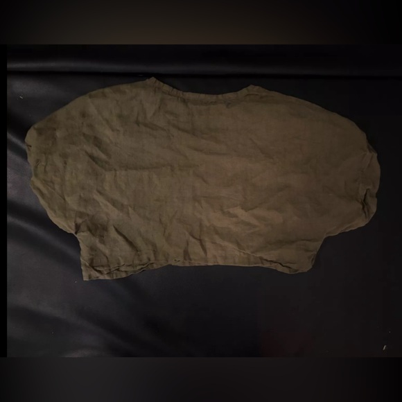 Cropped YUKI BUTTONS V-neck top - Picture 3 of 3